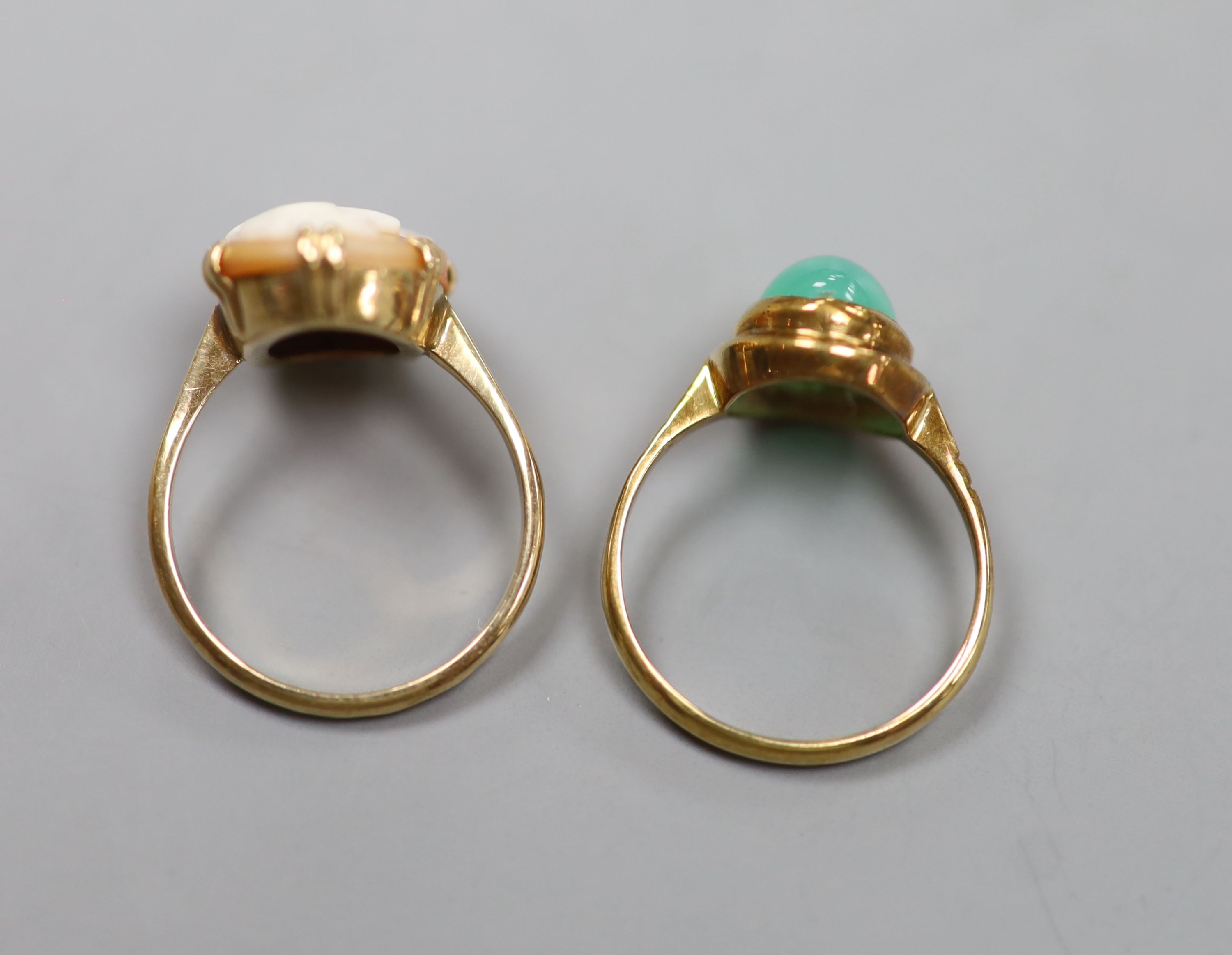 A 9ct and cameo shell ring, a 9ct and chrysoprase ring, a bar brooch, pendant and gilt metal pendant watch on a 9ct chain